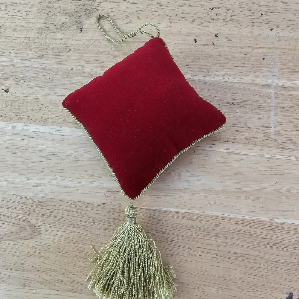 No‎ Peeking Door Hanger Pillow Red Gold Velour Plush Christmas Holiday Decor